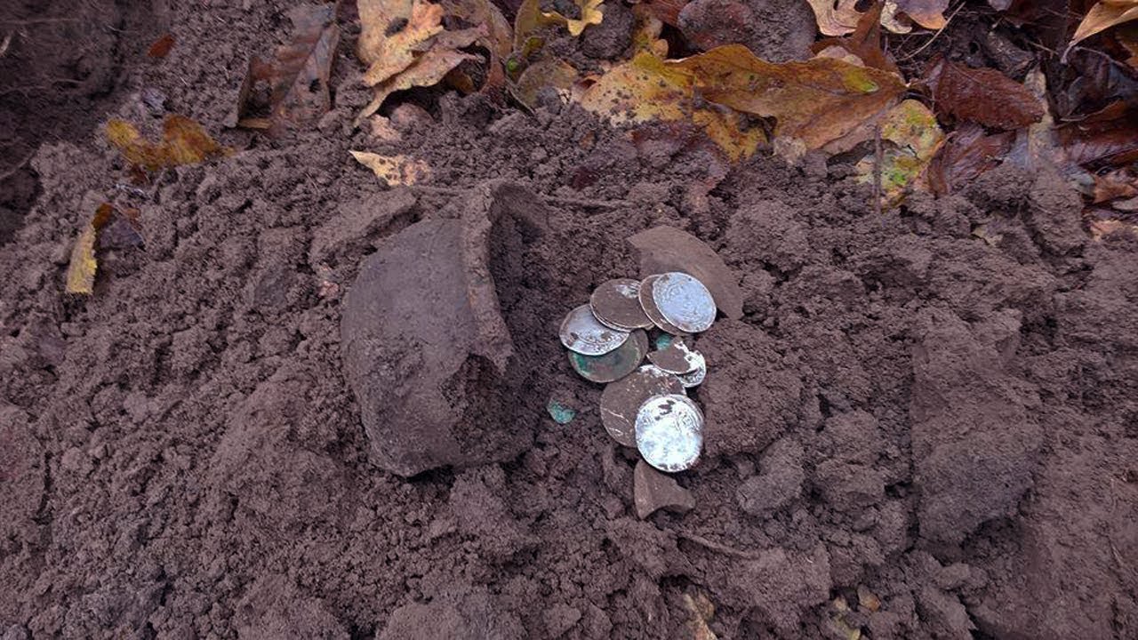 Pārsteidzošs atradums Vācijas mežā: 273 sudraba monētu lāde, kas atrastas tikai 35 cm zem zemes.
