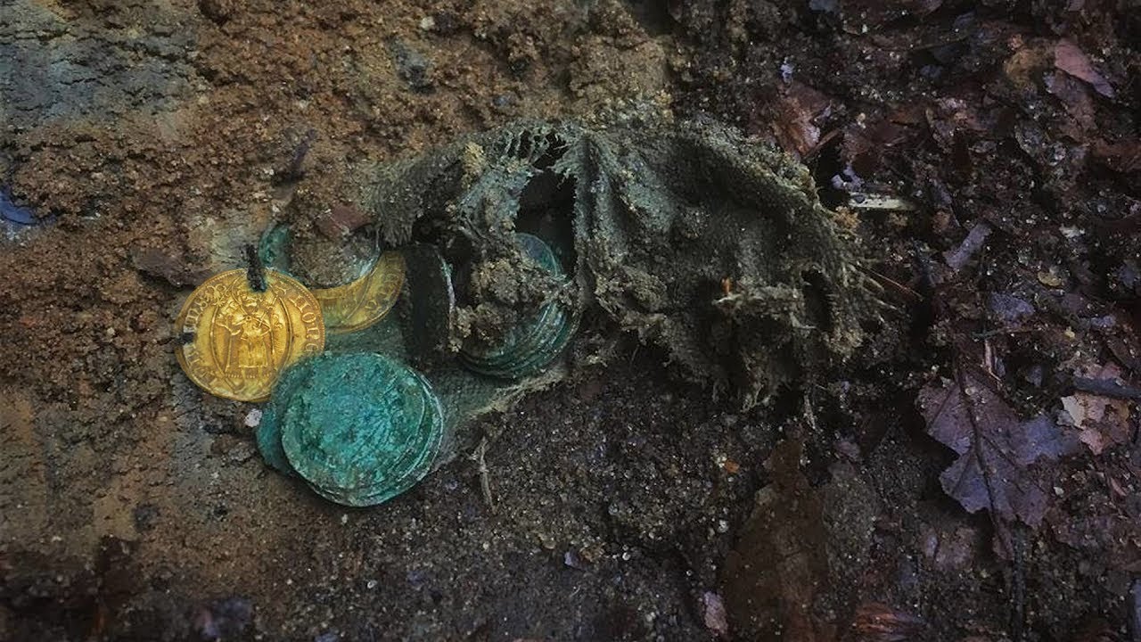 Pārsteidzošs atradums Vācijas mežā: 273 sudraba monētu lāde, kas atrastas tikai 35 cm zem zemes.