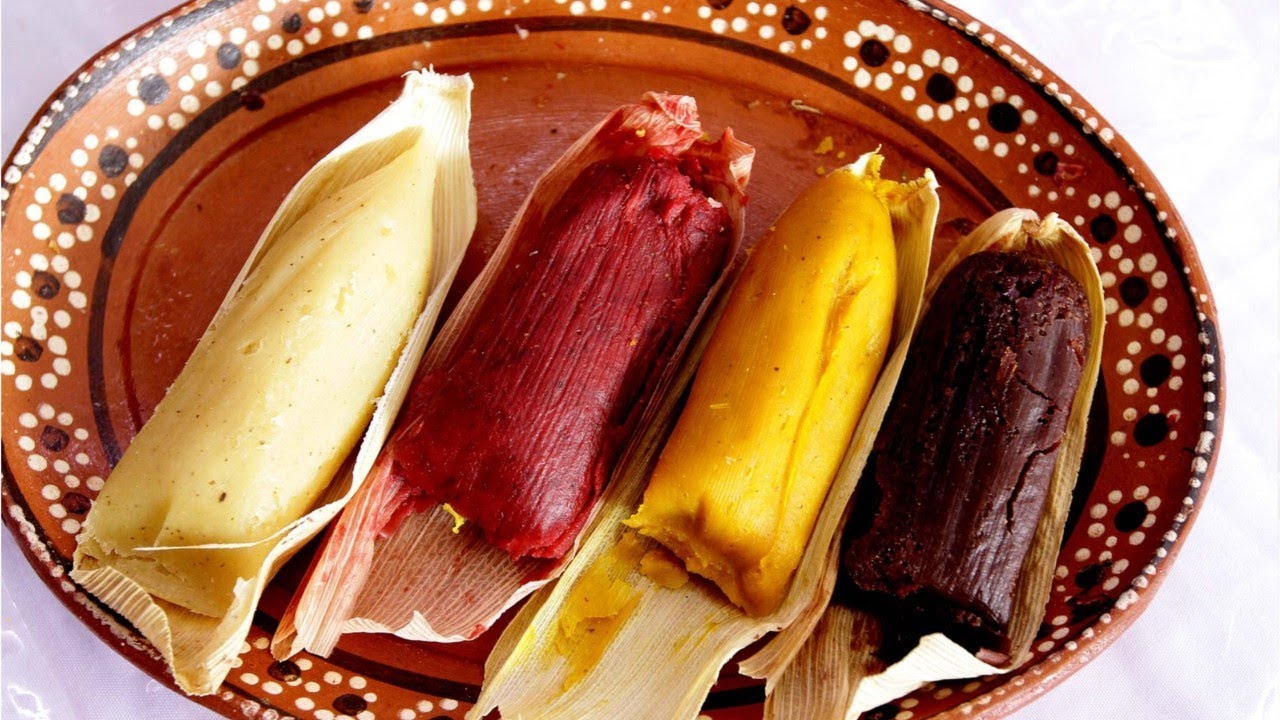 Kā pagatavot šokolādes tamales — tradicionāls ēdiens, kas piepildīts ar kakao un vaniļas aromātu.