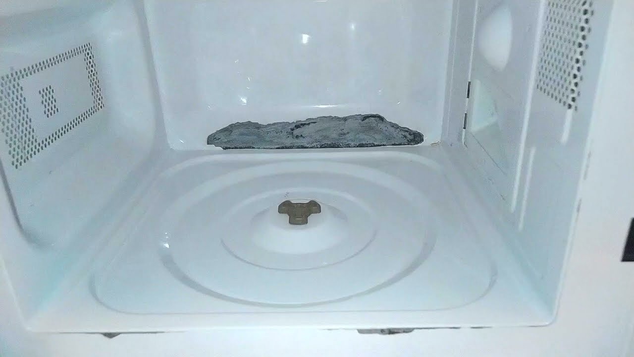 Mikroviļņu krāsns iekšējās daļas tīrīšana ar etiķi: kas tas ir un kāpēc tas ir ieteicams.