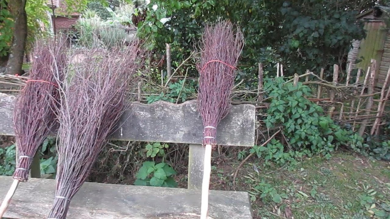 Kāds ir mērķis, apsmidzinot slotu ar citrona un ūdens maisījumu?