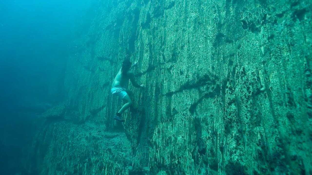Francijas krastos zem ūdens atklāta 7000 gadus veca akmens siena.