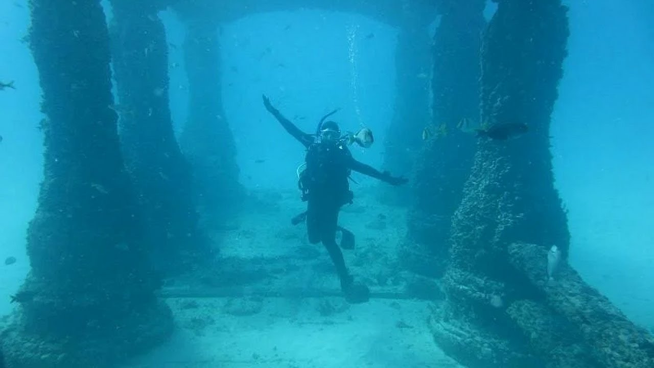 Francijas krastos zem ūdens atklāta 7000 gadus veca akmens siena.