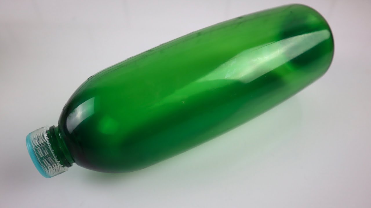 Zaļo ūdens pudeles uzkāršana uz balkona: kāpēc tas ir ieteicams un kāpēc tas ir nepieciešams.