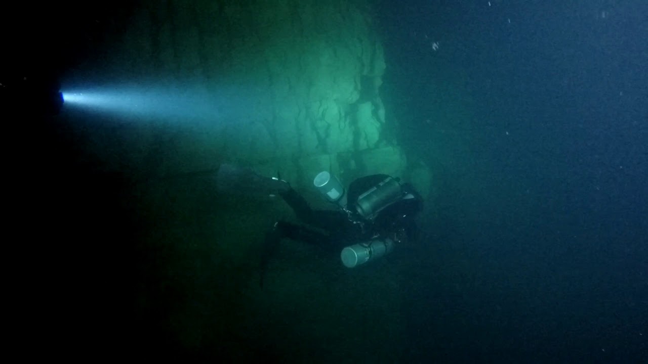 Zinātnieki nolaidās 5277 metru dziļumā visgrūtāk pieejamajā vietā uz planētas un tumsā uzgāja kaut ko negaidītu.