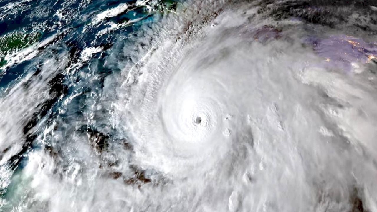 Eksperti pēta, kā mainījās Karību jūras krāsa pēc viesuļvētras Melisas.