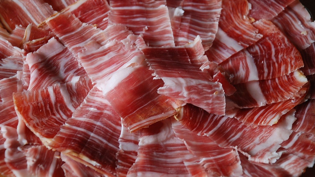 Labākā pilsēta valstī, kur degustēt Ibērijas šķiņķi: šeit ir vairāk nekā 150 šķiņķa ražotāju, daži no kuriem piedāvā degustācijas.