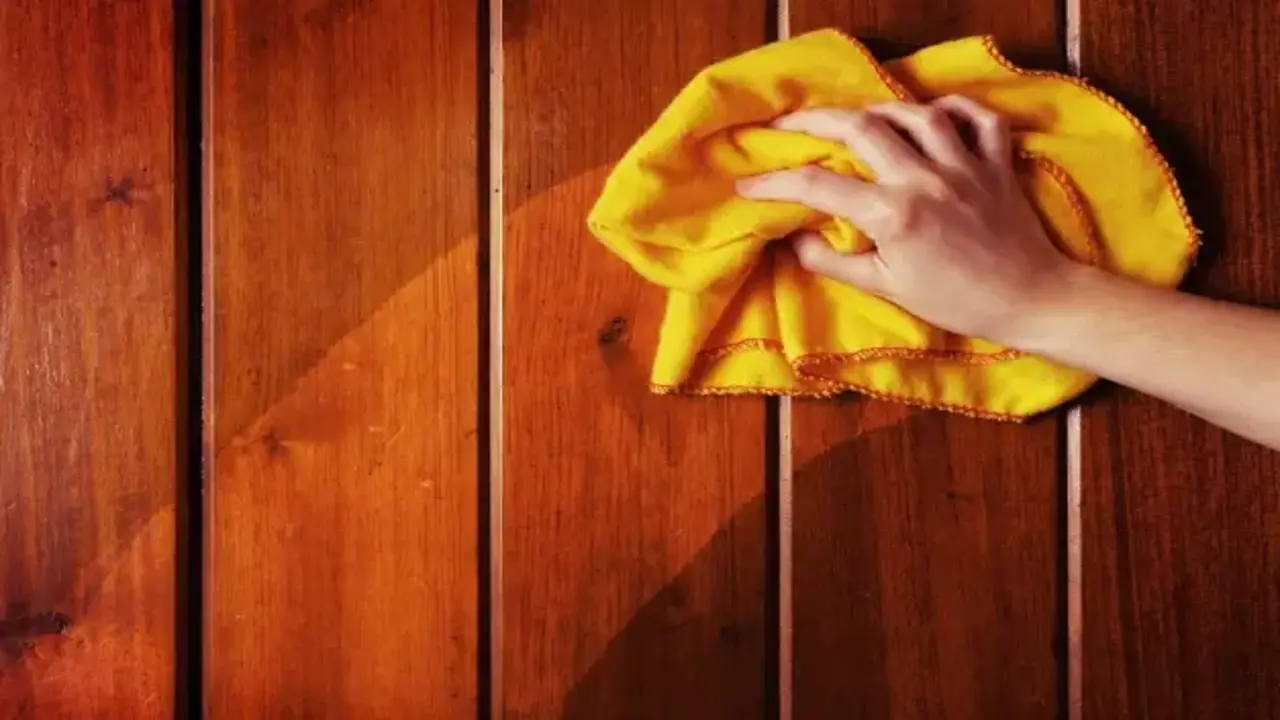 Kā saglabāt mēbeles labākajā stāvoklī un kā tīrīt koka virsmas, lai tās ilgi paliktu spīdīgas.