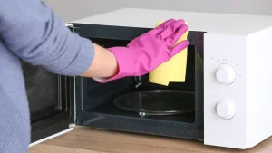 Mikroviļņu krāsns iekšējās daļas tīrīšana ar etiķi: kāpēc tas ir nepieciešams un kāpēc tas ir ieteicams.