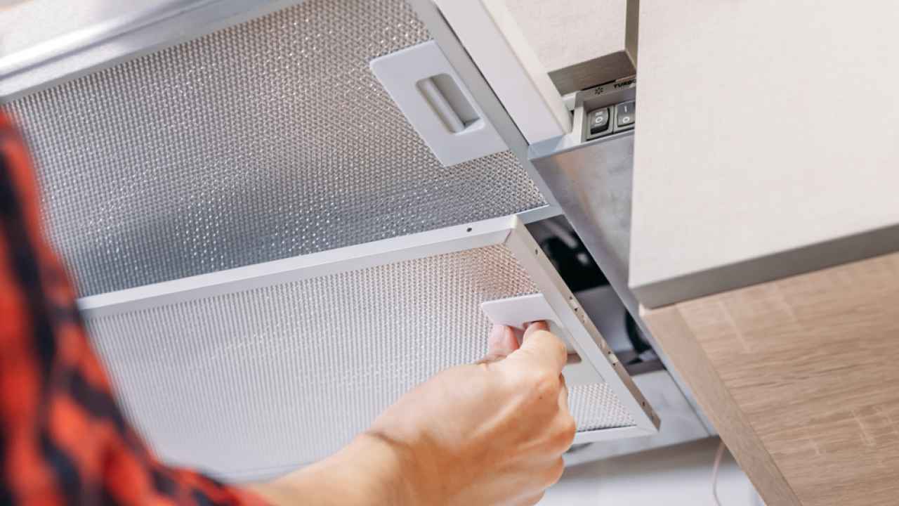 Bez pārtikas sodas, bez mazgāšanas līdzekļiem: kā viegli iztīrīt virtuves tvaika nosūcēju un noņemt taukus.