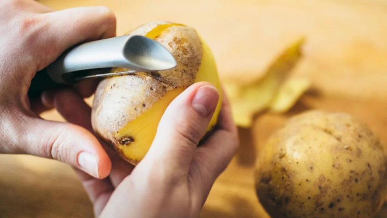 Kartupeļu mizu mērcēšana: kāpēc tas ir ieteicams un kāpēc tas ir nepieciešams.