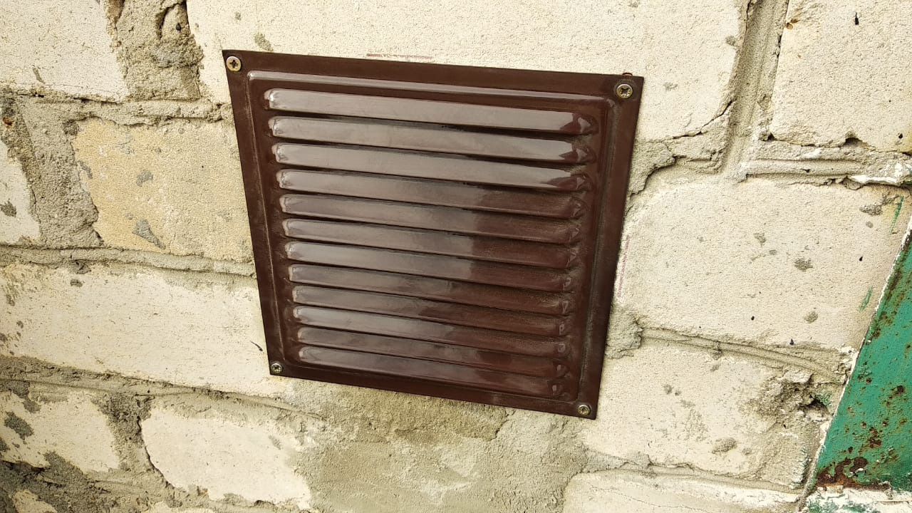 Kā aizvērt ventilācijas atveres mājā ar alumīnija foliju: kāpēc tas ir ieteicams un kāpēc tas ir nepieciešams.