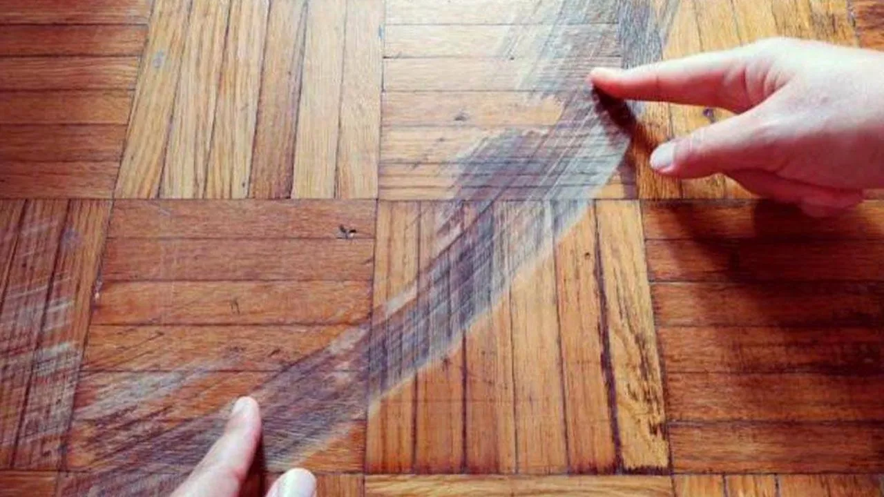 Visefektīvākais veids, kā bez īpašām pūlēm pasargāt koka grīdu no mēbeļu radītiem skrāpējumiem.