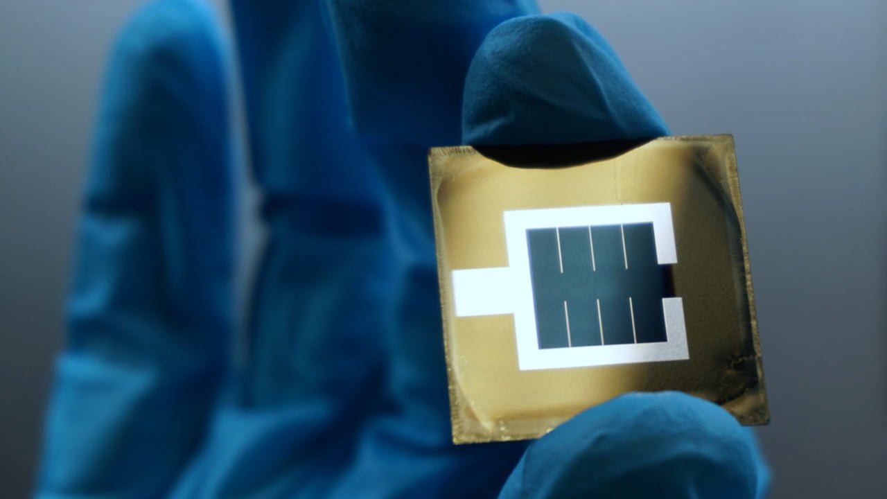 Mančestras zinātnieki ir izveidojuši perovskīta saules elementus, kas saglabā 95 % enerģijas pārveides efektivitāti pēc 1100 stundu darbības 85 °C temperatūrā, pateicoties jaunam molekulāram pārklājumam.