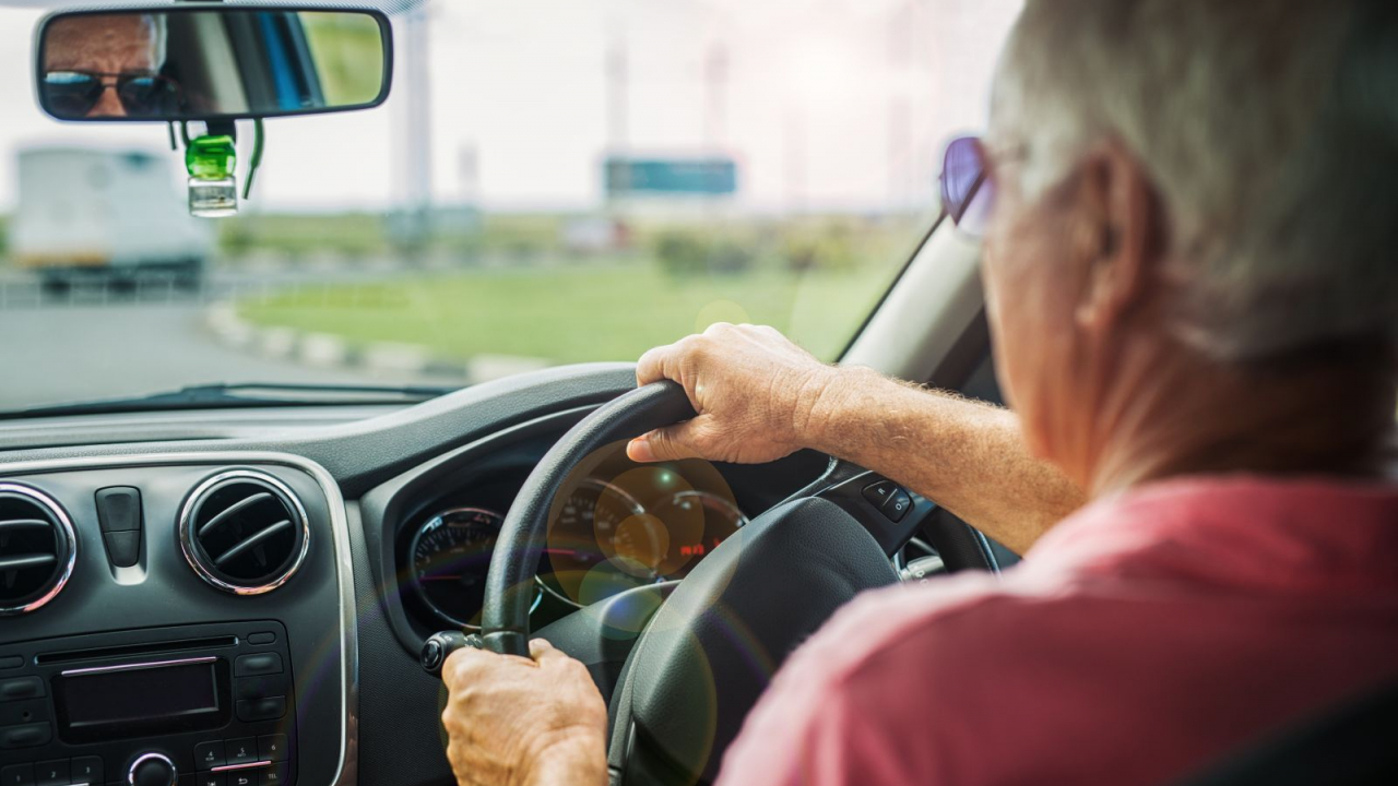 Atsaukta autovadītāju apliecību izsniegšana personām, kas vecākas par 65 gadiem: tās vairs nevarēs pagarināt savas apliecības, ja neatbilst šai prasībai.