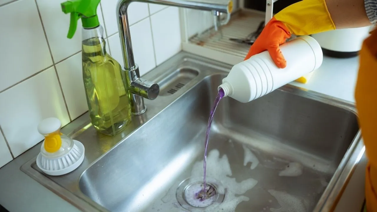 Mājas tīrīšanas metode, kas dezinficē kanalizāciju un likvidē visas nepatīkamas smakas jūsu mājā.