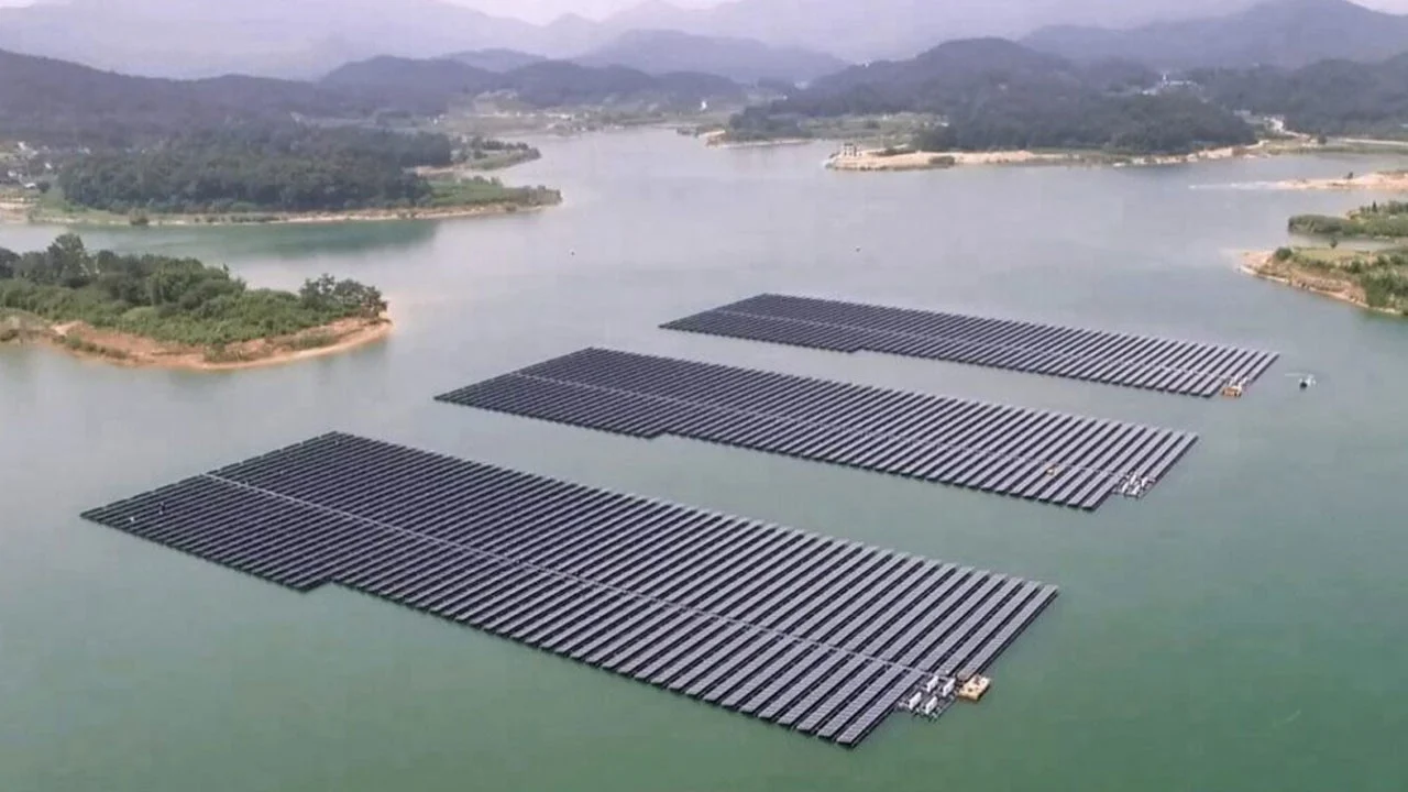 Pasaulē lielākā jūras saules enerģijas stacija ar jaudu 1 GW jau ražo enerģiju, un tā neatrodas Eiropā.