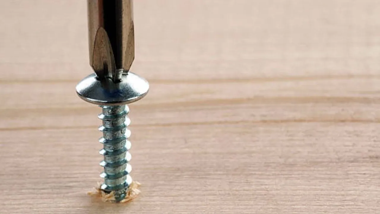 Pietiek ar parastu skrūvi: vienkāršs veids, kā vairs nedzirdēt kaimiņus mājā.