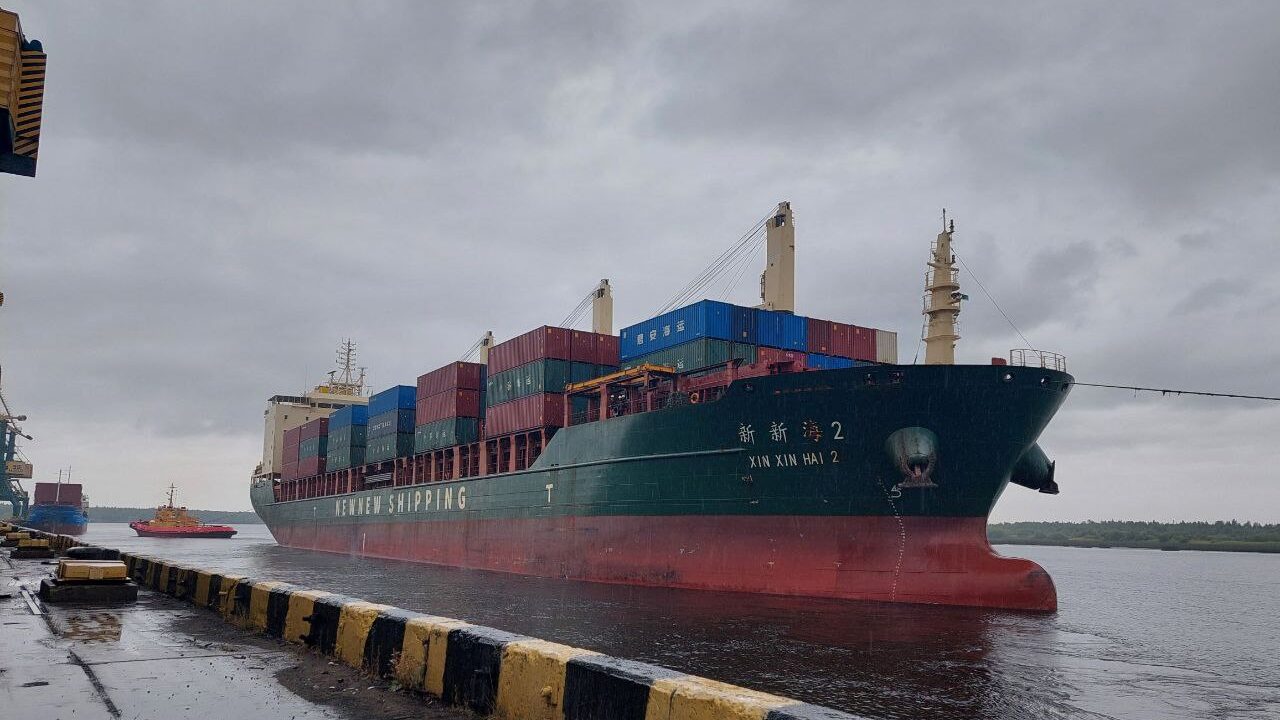 Ķīna būvē pasaulē lielāko kuģi, kas dominēs okeānos un jūras tirdzniecībā.