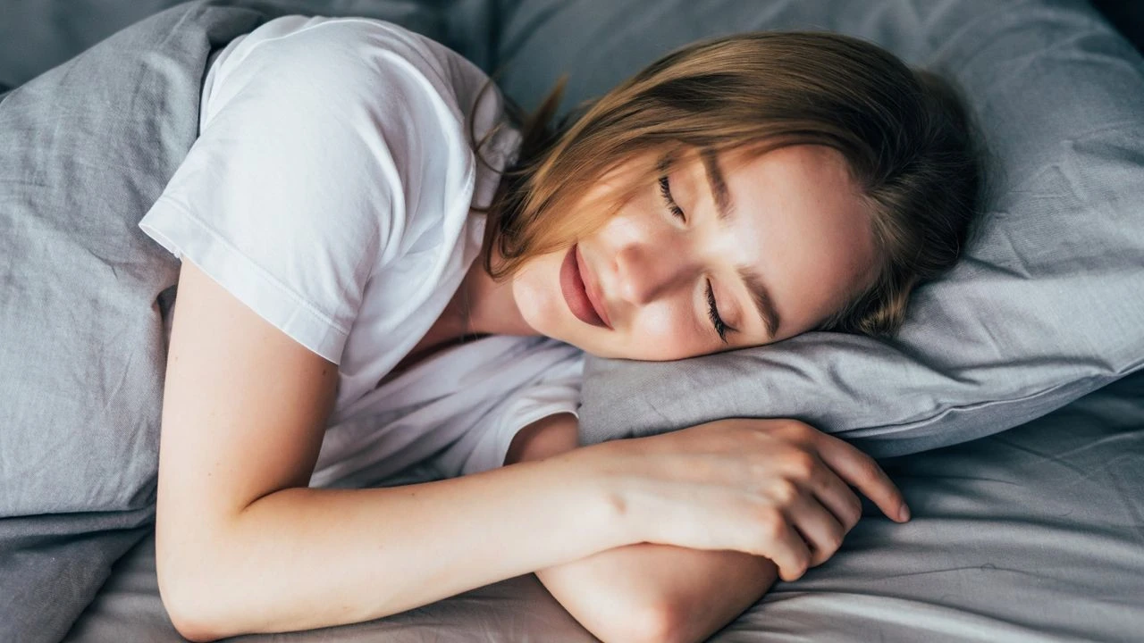 Četras stundas miega: kāpēc dažiem cilvēkiem ir nepieciešams mazāk miega, saskaņā ar zinātniskajiem datiem.