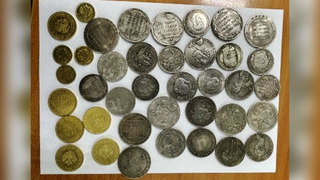 Tokijas policija arestēja četras personas, kas tiek turētas aizdomās par viltotu piemiņas monētu apmaiņu pret skaidru naudu.