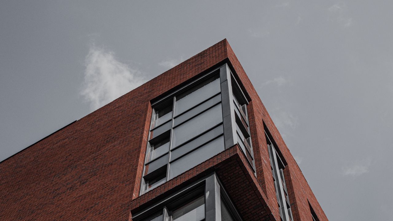 Ķieģeļu sienas vairs netiek izmantotas māju fasādēs: to vietā nāk stilīga tendence.