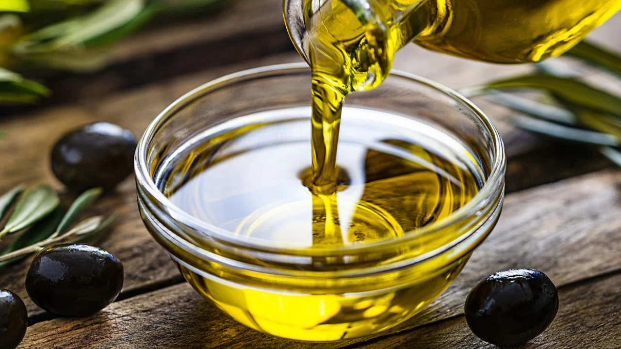 Pirmā aukstā spiediena olīveļļa, ekstra pirmā aukstā spiediena olīveļļa un lampas eļļa: tādas ir olīveļļas cenas šodien, 3. janvārī.